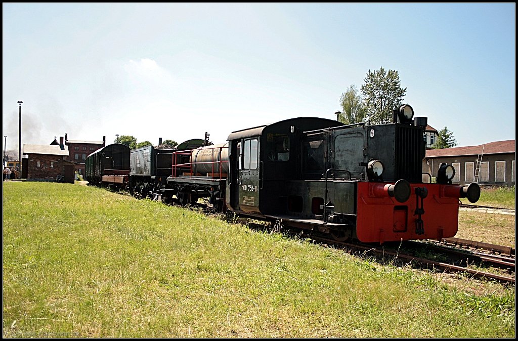 100 755-8 steht mit einem Bahndienstzug auf einem der Gleise des Vereinsgelndes (ex DR, Dampflokfest im Traditionsbahnbetriebswerk Stafurt, gesehen Stafurt-Leopoldshall 05.06.2010)