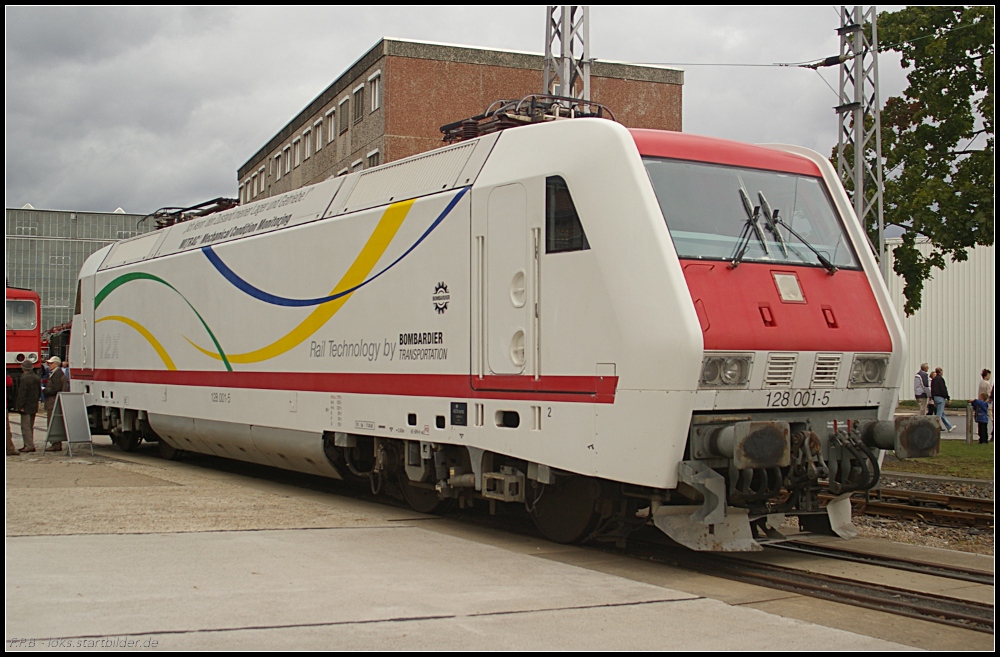 128 001-5  12X  war lange Zeit Versuchstrger fr neue Technologien. Gebaut wurde die Lok 1994 noch von AEG Hennigsdorf und technische Lsungen finden sich heute an vielen Stellen in der TRAXX-Familie (Tag der offenen Tr Bombardier Hennigsdorf 18.09.2010)