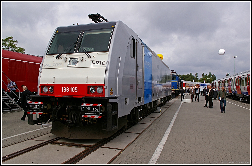 186 105 in Diensten der Rurtalbahn zeigt sich interessierten Besuchern (NVR-Nummer 91 80 6186 105-3 D-Rpool, ex Pfalzbahn, ex Lokomotion; INNOTRANS 2010 Berlin 21.09.2010)