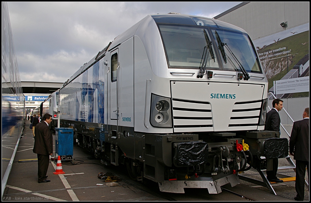 193 922-2 ist eine Zweisystemlokomotive aus der Vectron-Familie fr den nationalen und internationalen Verkehr (Vectron AC, NVR-Nummer 91 80 6193 922-2, UIC: DE, AT, HU, SK, RO, 1500V/1000V; INNOTRANS 2010 Berlin 21.09.2010)