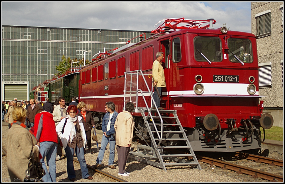 251 012-1 ist eine Vertreterin von speziellen Loks die aussschlißlich auf der Rübelandbahn eingesetzt wurden. Die Lok ist heute beim TEV in WEimar hinterstellt und steht unter Denkmalschutz, während alle anderen Loks der Baureihe in Zwickau auf einen Einsatz in Süd-Ost-Europa warten (Tag der offenen Tür Bombardier Hennigsdorf 18.09.2010)