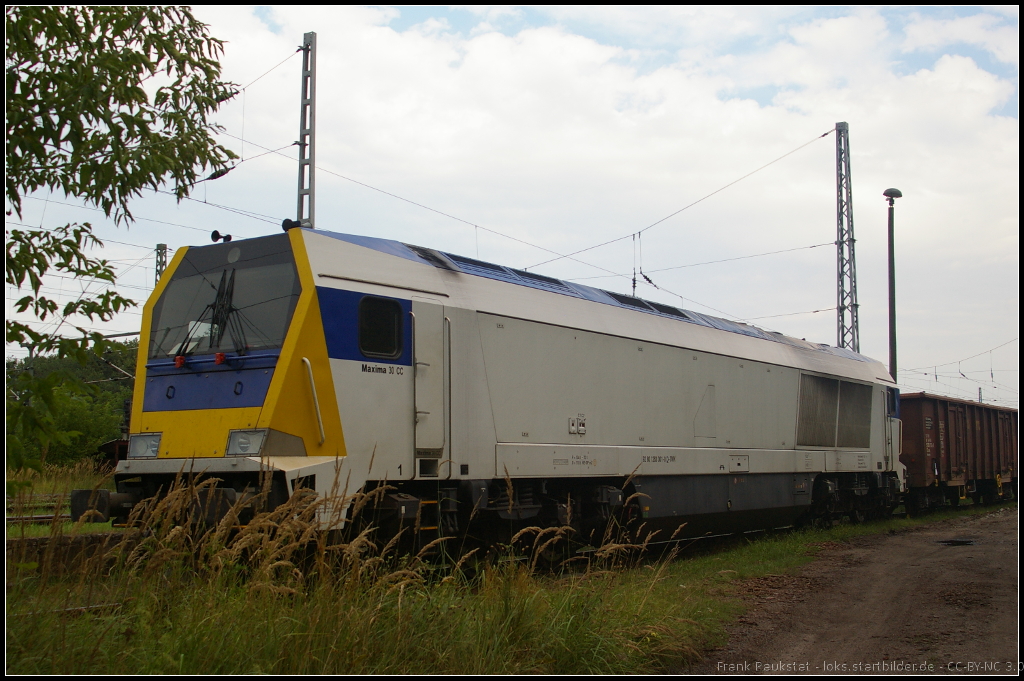263 001, zur Zeit an die OHE vermietet, steht mit Hochbordwagen am 10.08.2013 auf dem Gelnde von RLCW (NVR-Nummer 92 80 1263 001-0 D-DWK, fotografiert von ffentlichen Weg in Wustermark-Elstal)