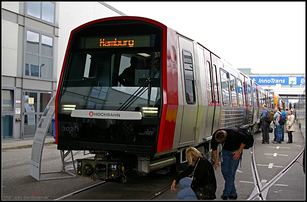 302-1 der Hamburger Hochbahn vom Typ DT 5. Sie soll ab 2011 die veralteten Züge der Baureihe DT3 ersetzen (INNOTRANS 2010 Berlin 21.09.2010)