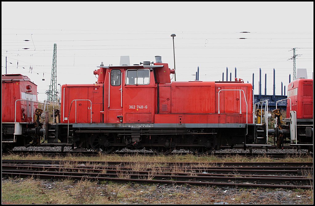 362 748-6 steht in einer Reihe mit abgestellten Loks (Cottbus 28.12.2009)