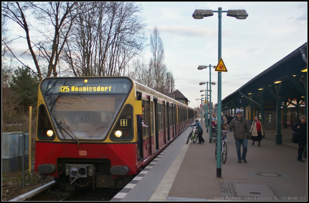 480 005 / 805 der S-Bahn Berlin als S25 zwischen Schnholz und Hennigsdorf am 14.04.2013 in Berlin-Tegel (BVG-Baureihe 480)