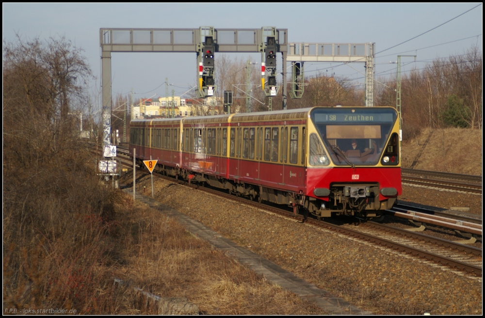 480 045-4 der S-Bahn Berlin führt den Zug der S8 nach Zeuthen an (gesehen Berlin Bornholmer Straße/Nordkreuz 21.03.2011)