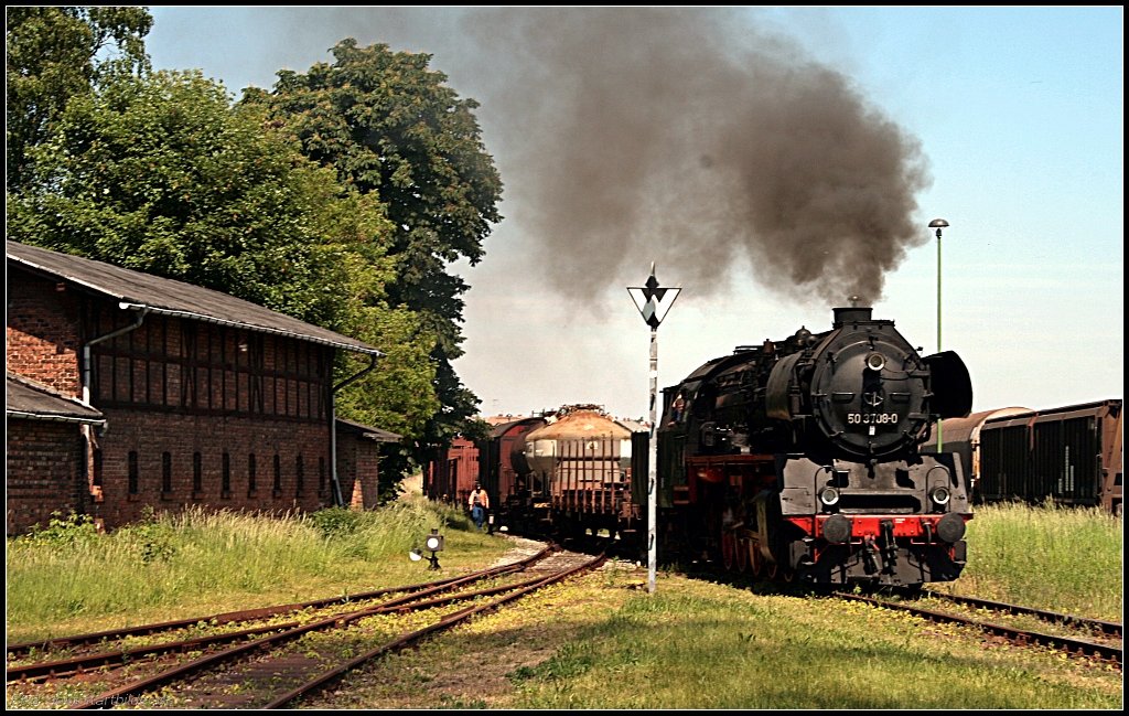 50 3708-0 von der Traditionsgemeinschaft 50 3708 e.V. Halberstadt mit einem Fotogterzug (Dampflokfest im Traditionsbahnbetriebswerk Stafurt, gesehen Stafurt-Leopoldshall 05.06.2010)