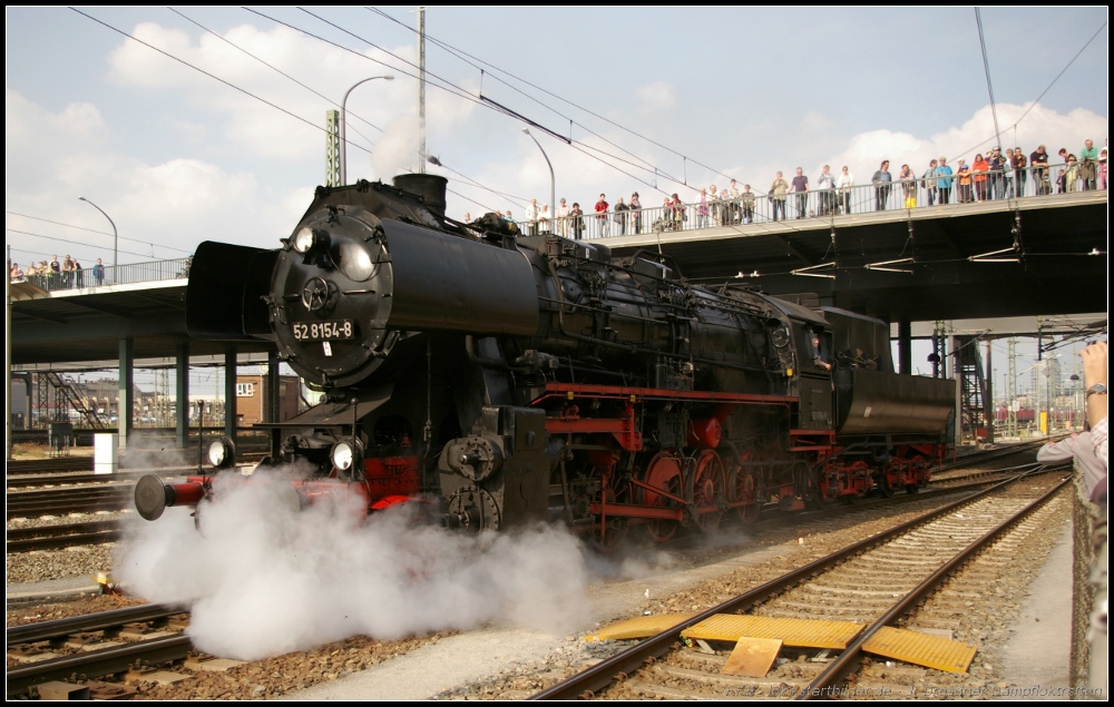 52 8154 stellt sich für Führerstandmitfahrten entlang des alten Betriebswerks in Dresden-Altstadt zur Verfügung (gesehen 3. Dresdner Dampfloktreffen Dresden-Altstadt 02.04.2011)