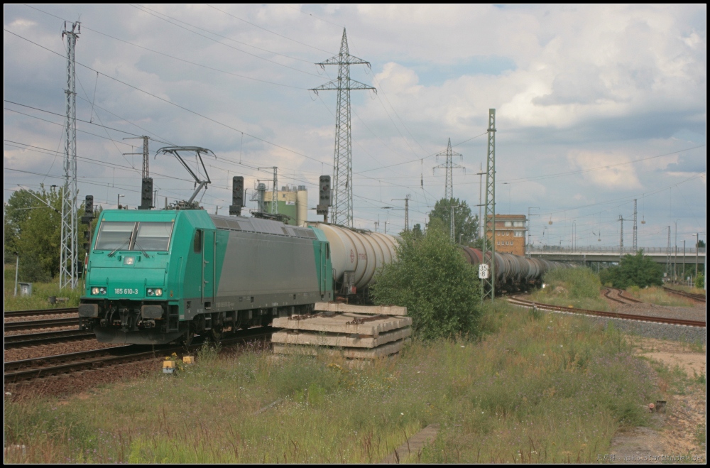 An DB Schenker Rail ausgeliehen ist 185 610-3, hier mit einem Kesselzug Richtung Süden in Berlin Schönefeld Flughafen am 10.07.2011 unterwegs (Eigentum RBS Asset Finance Europe Limited, NVR-Nummer: 91 80 6185 610-0 D-RBSAF).