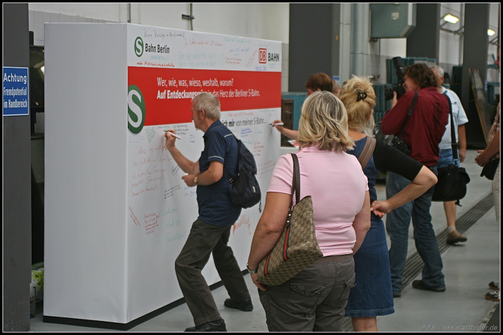 An dieser Wand konnte man seine Wnsche an die S-Bahn Berlin GmbH schreiben. Einiges davon wurde auf dem Podium drauen vor den Toren von den Vertretern des Aufsichtsrats beantwortet (Tag der offenen Tr S-Bw Grnau, 08.08.2010)