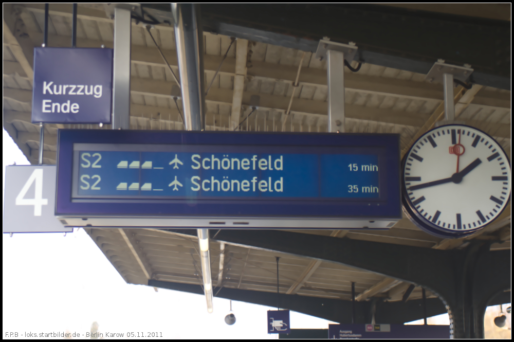 Aufgrund von Bauarbeiten im Berliner S-Bahn-Netz kommt es zu interessanten Linienfhrungen. So wird z.B. die S25 von Hennigsdorf nach Wedding gefhrt und wie hier in Berlin Karow am 05.11.2011 mutiert die S2 zur S9 nach Schnefeld.