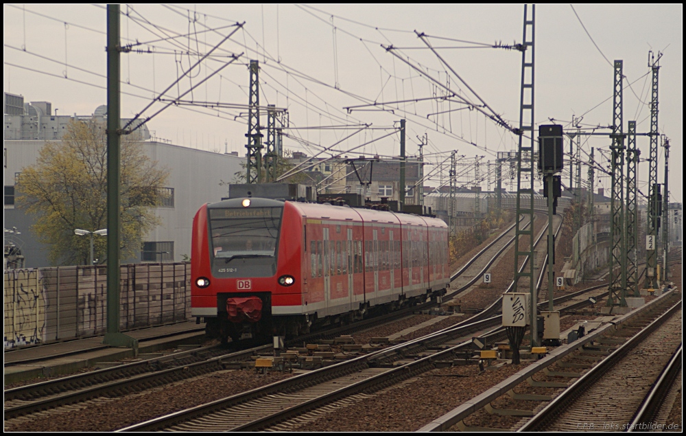 Aus der Verbindungskurve vom Berliner Hauptbahnhof kommt 425 512-1/425 012-2 whrend der Streckenerkundungsfahrt fr den zuknftigen IRE (gesehen Berlin-Wedding 20.11.2010)