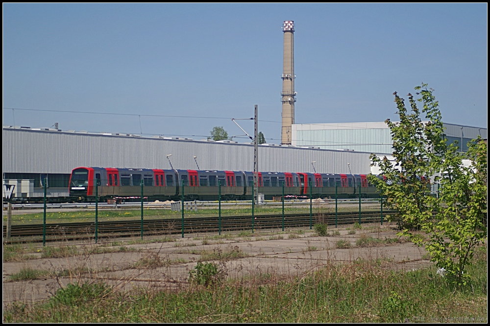 Bei der Hennigsdorfer Runde konnte auch die neue Hamburger U-Bahnbaureihe DT5 auf einem der Werksgleise entdeckt werden. Foto entstand durch zwei Zäune, daher die Unschärfe (gesehen Hennigsdorf b. Berlin 30.04.2011)