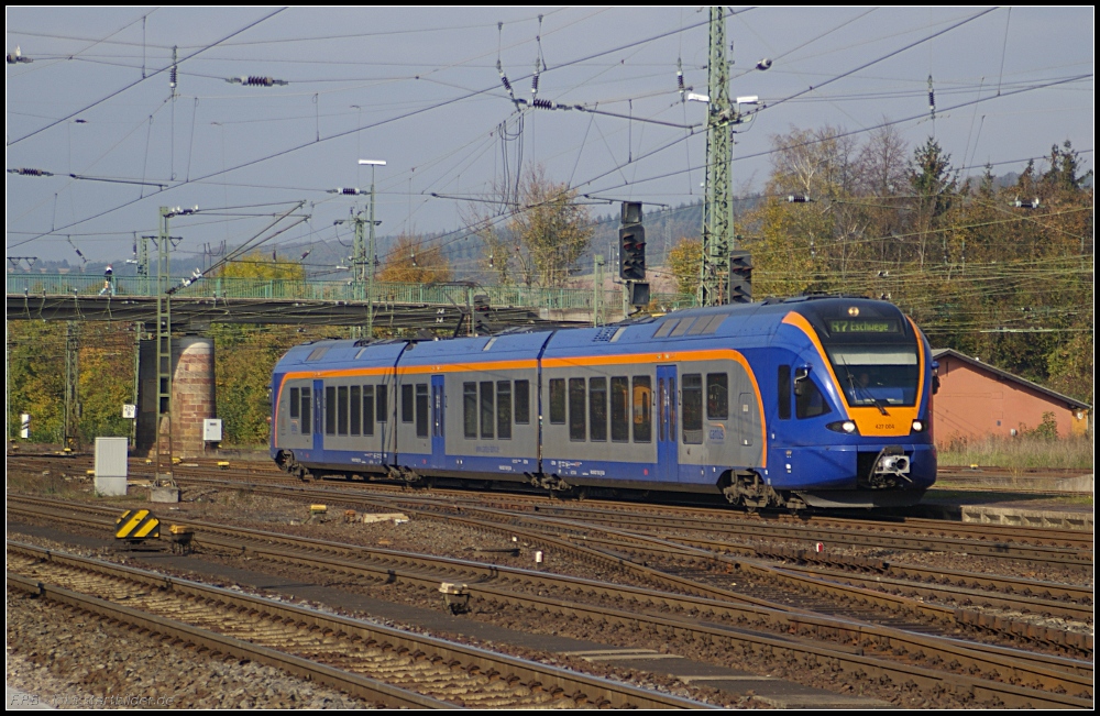 cantus 427 004 kommt aus Eschwege in den Bahnhof eingefahren um wenig spter als R7 wieder nach Eschwege zu fahren (NVR-Nummer 94 80 0427 138-3 D-CAN, Eigentum Hamburger Hochbahn AG, gesehen Bebra 14.10.2010)