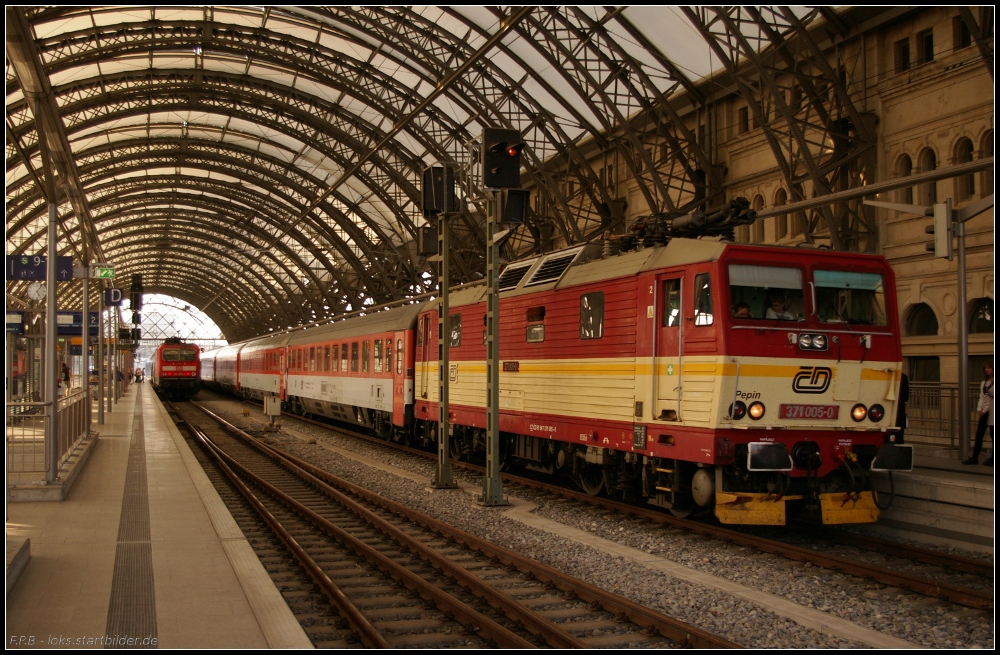 CD 371 005-0  Pepin  mit dem EC 379 nach Brno hl.n. (gesehen Dresden Hauptbahnhof 02.04.2011)