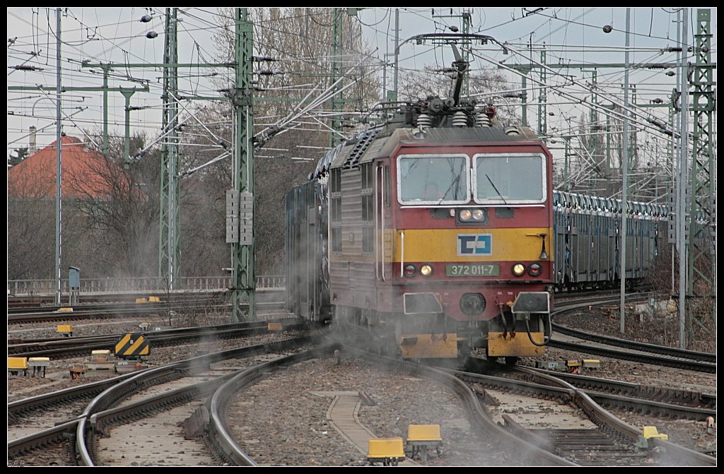 CD 372 011-7 mit einem Zug Skoda-Automobile (Dresden Hbf 27.03.2010)