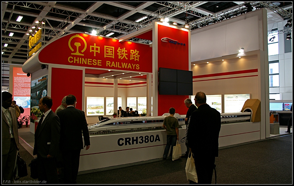 Chinese Railways prsentiert sich dem Fachpublikum mit seinem Hochgeschwindigkeitszug CRH380A auf der Messe (INNOTRANS 2010, gesehen Berlin 22.09.2010)