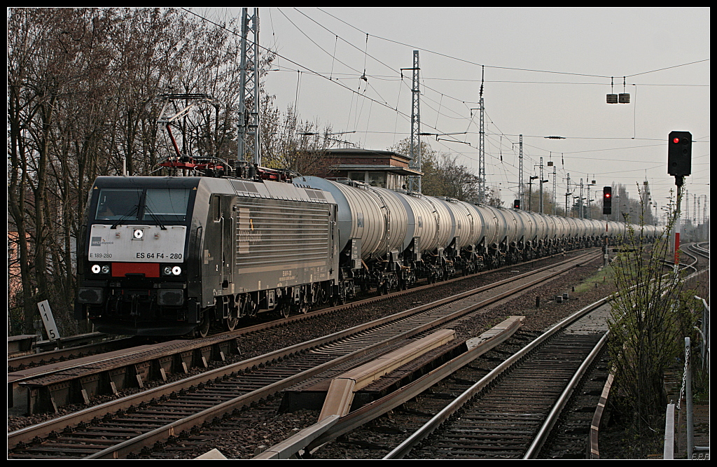 CTL ES 64 F4-280 mit Zacens-Wagenzug (NVR-Nummer 9180 6189 280-1 D-DISPO Class 189-VK, angemietet von MRCE Dispolok, gesehen Berlin Karow 13.04.2010)