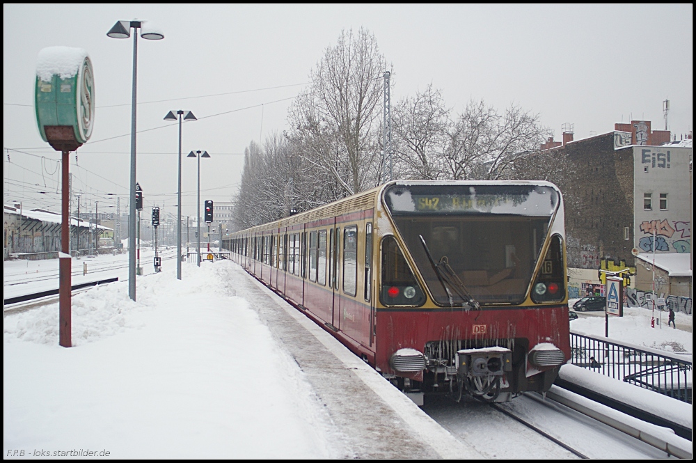 Da muss man schon zweimal hinschauen: Eine Garnitur der Baureihe 480 als S42 auf der Ringbahn. Hier bei der Ausfahrt aus dem Bahnhof Greifswalder Straße am 29.12.2010.