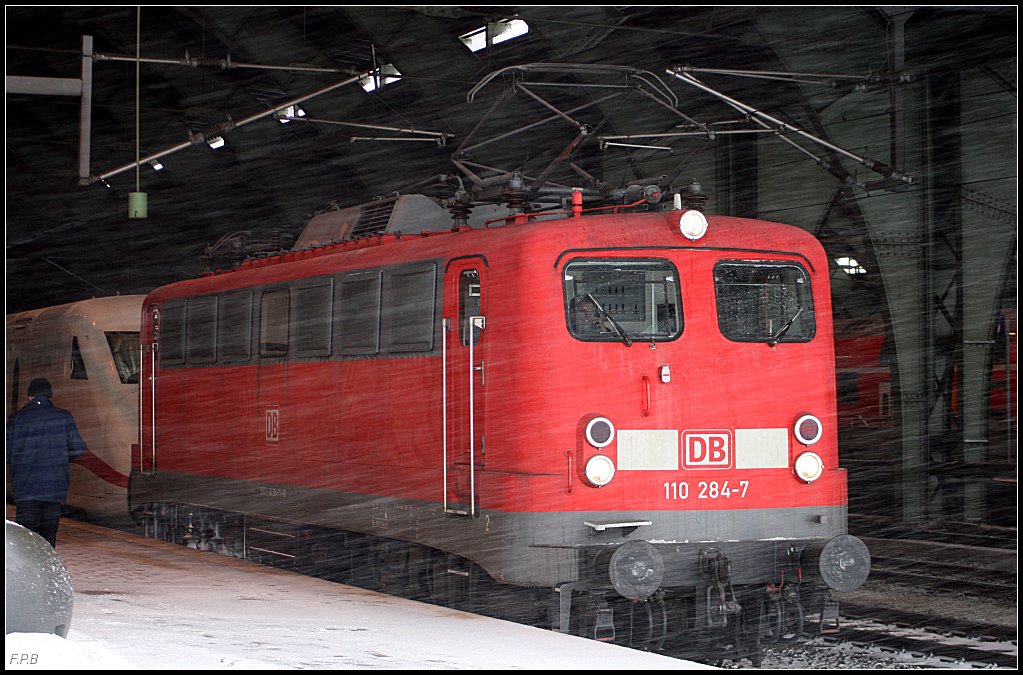 DB 110 284-7 schleppt ICE 2222 ab (Berlin Ostbahnhof, 09.01.2010, Dortmund BBf z - 18.07.2011 ++)