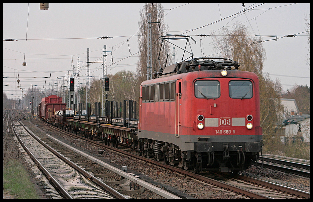DB 140 680-0 mit gemischtem Gterzug (Berlin Karow 13.04.2010)