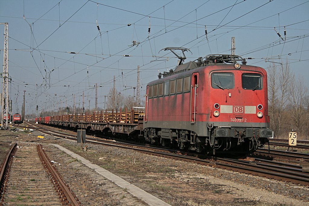 DB 140 797-2 mit Rungenwagen und Schienen (Wustermark-Priort 25.03.2010 - Update: 22.06.2012 in Maschen Rbf z; 10/2012 wiD und an RBH vermietet)
