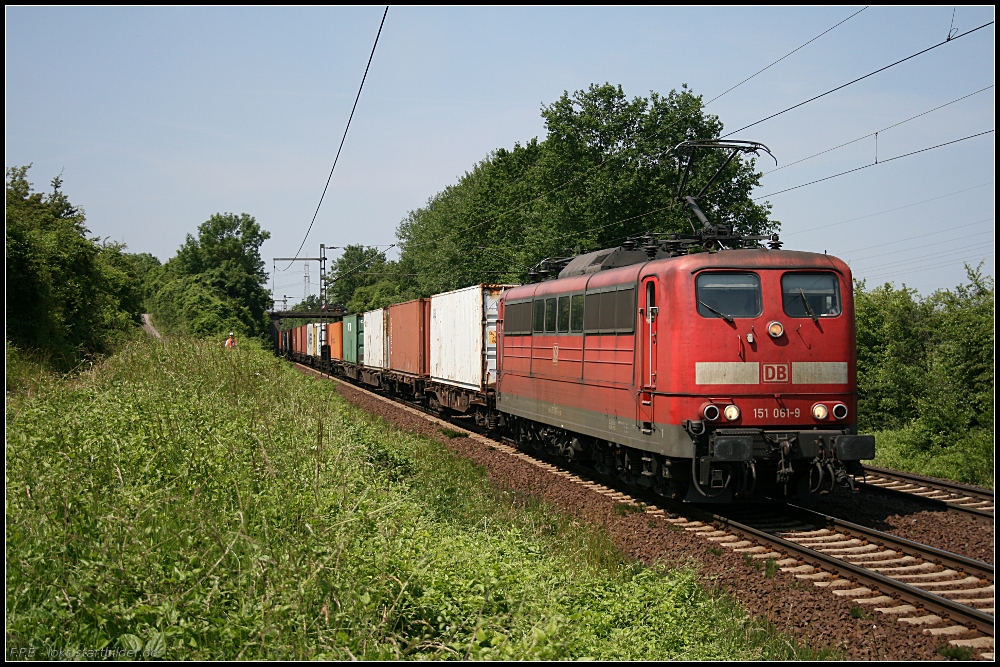DB 151 061-9 und einem Containerzug (gesehen Lehrte-Ahlten b. Hannover 24.06.2010)