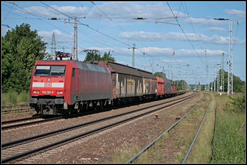 DB 152 152-5 mit einem leichten und kurzen Gterzug Richtung Michendorf oder Seddin (gesehen Nuthetal-Saarmund 16.06.2010)