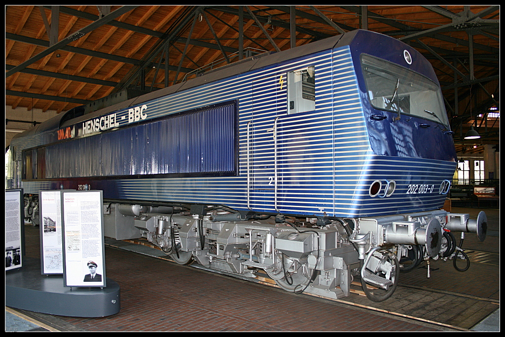 DB 202 003-0 war für Vorversuche für den ICE (Intercity Experimental) im Einsatz. Die Lok war mehr als 10 Jahre im wechselnden Versuchseinsatz und ermöglichte mit den Schwesterloks den weltweiten Siegeszug der Drehstromantriebstechnik bei Schienenfahrzeugen (Deutsches Technikmuseum Berlin 18.04.2010)