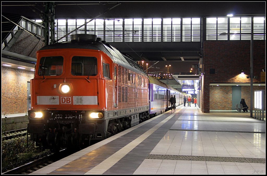 DB 232 330-1 zieht den D 40449/449 nach Kaliningrad und Warszawa Wschodnia, der in Bydgoszcz Glowna getrennt wird. Diese Leistung wird zum Fahrplanwechsel 2009/2010 wegfallen (ex 132 330-2, Doppeltraktionsfhig; Nachts in Berlin Gesundbrunnen, 11.12.2009)
