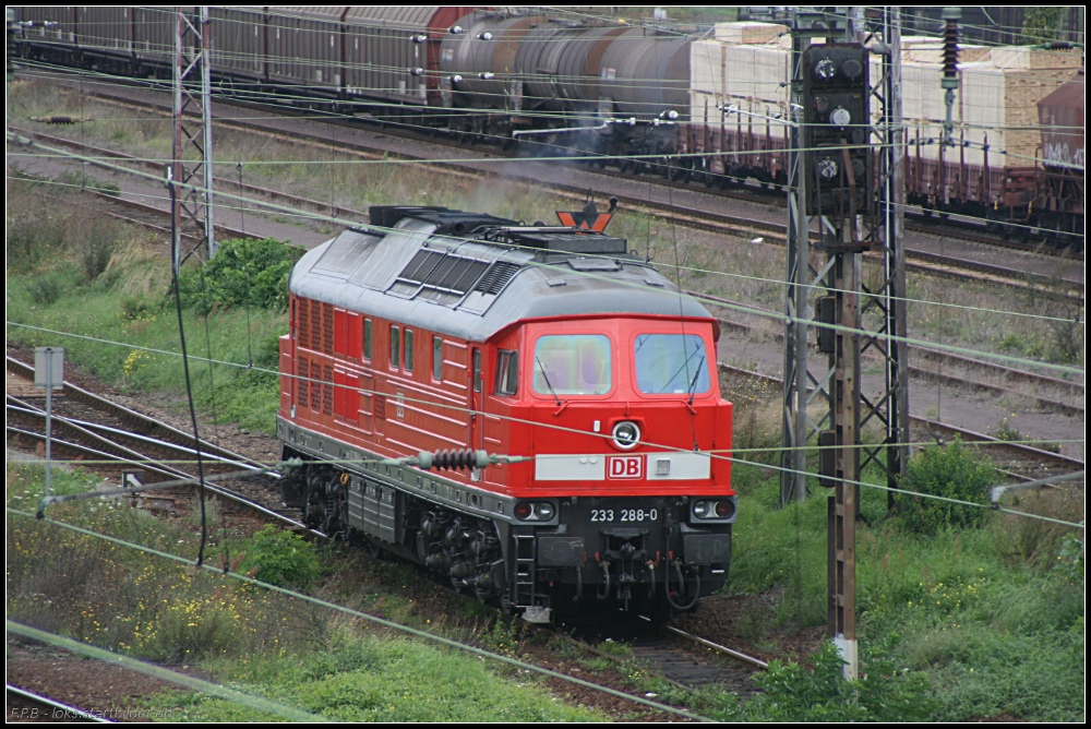 DB 233 288-0 fhrt zur Drehscheibe im Kombiwerk (gesehen Magdeburg Eichenweiler 17.09.2010)