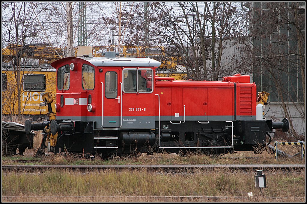 DB 333 671-6 wartet im Rbf auf neue Aufgaben (Cottbus 28.12.2009)