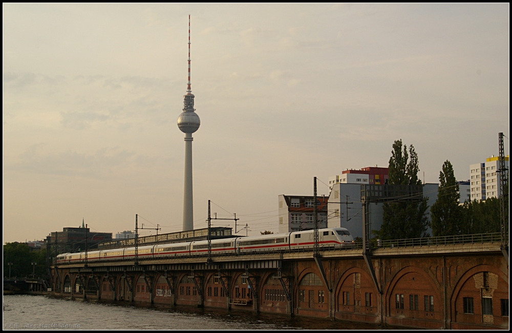 DB 401 073-2 fhrt zum nchsten planmigen Halt nach Ostbahnhof (gesehen Berlin Jannowitzbrcke 24.09.2010)