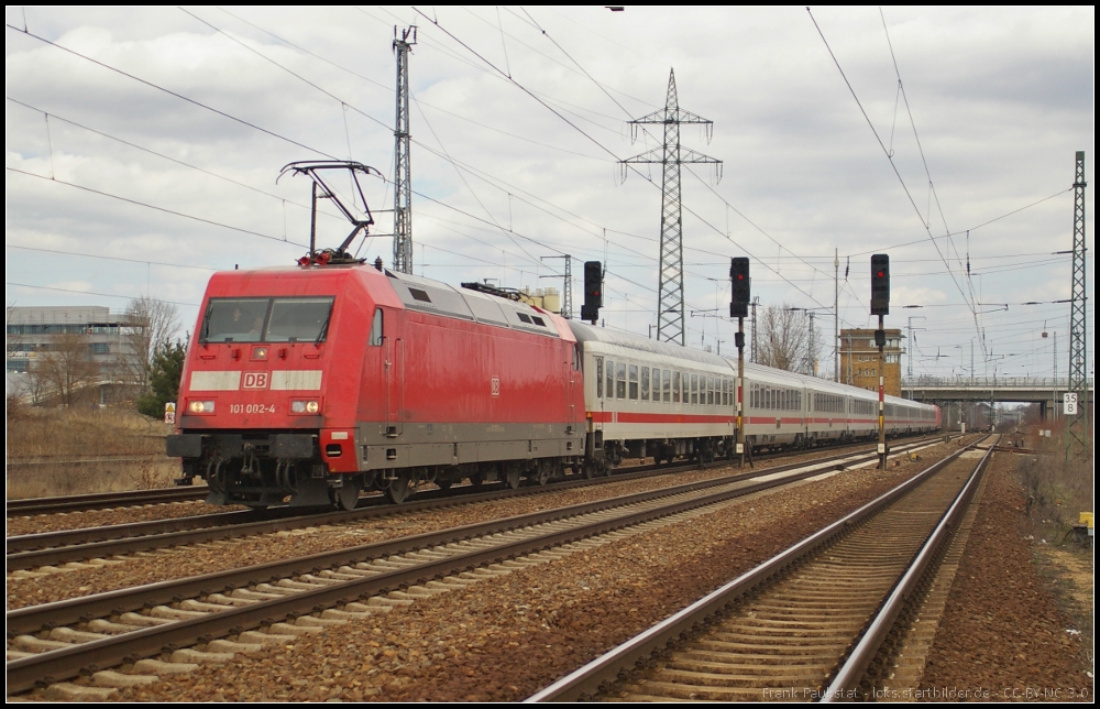 DB Fernverkehr 101 002 mit einem IC am 14.04.2013 in Berlin Schnefeld Flughafen. Am Ende des Zuges schiebt 101 124
