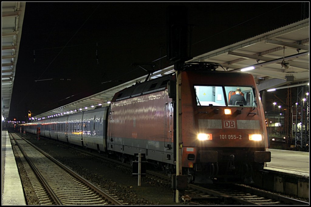 DB Fernverkehr 101 055-2 zieht den CNL 1201 mit Talgo-Wagen nach München Ost, eine Leistung die zum Fahrplanwechsel 2009/2010 wegfallen wird (Nachts in Berlin Lichtenberg 11.12.2009)