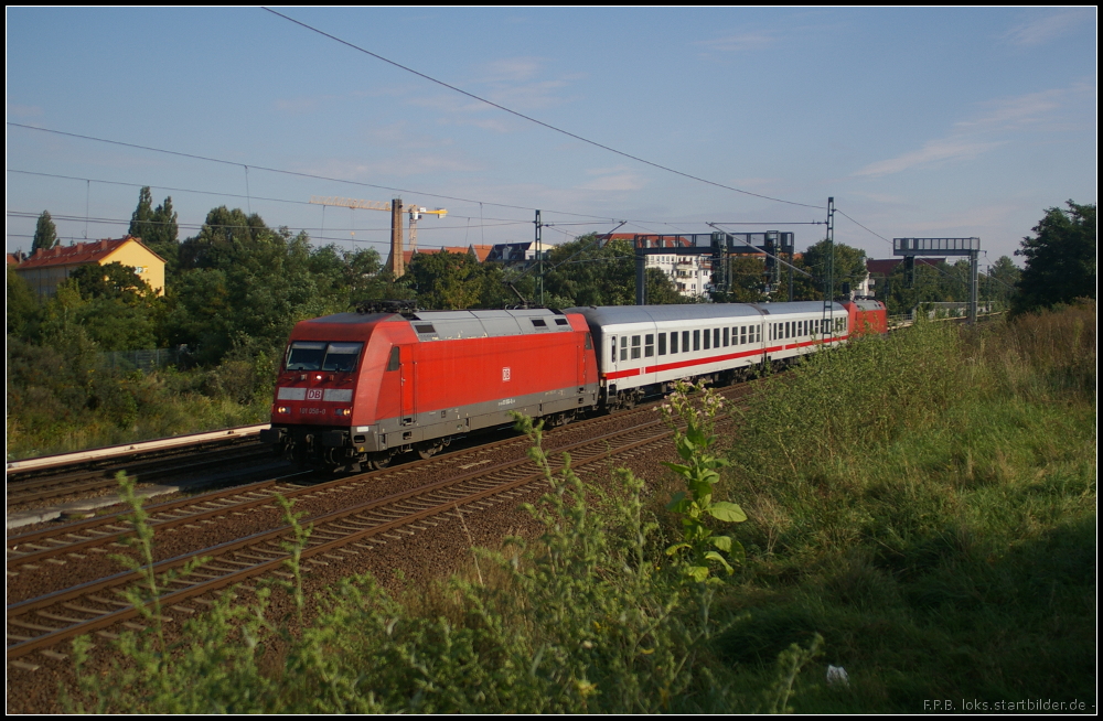 DB Fernverkehr 101 056-0 mit dem IC 61259 nach Bln.-Lichtenberg am 14.09.2012 in Berlin Bornholmer Strae. Am Ende luft 101 128-7 kalt mit