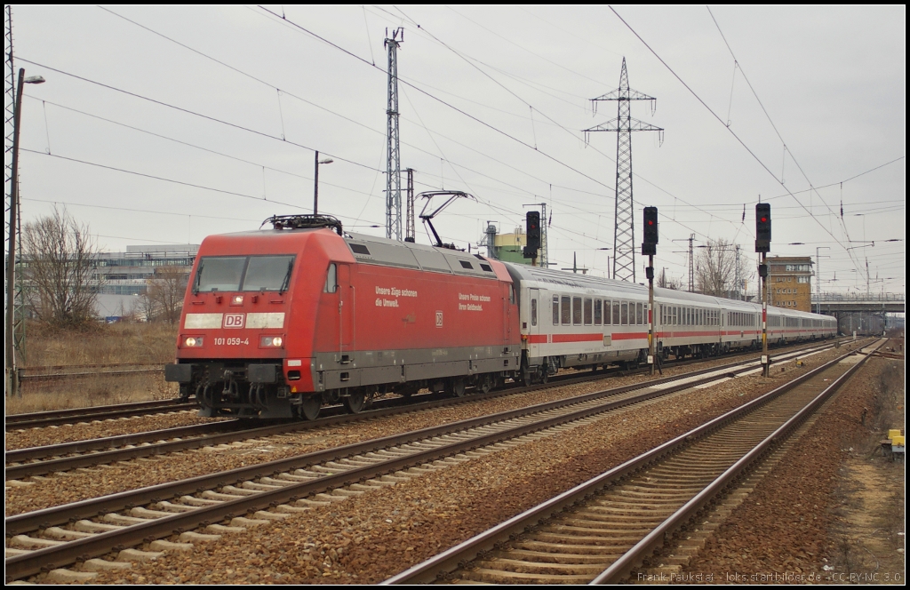 DB Fernverkehr 101 059 mit einem umgeleiteten IC am 03.04.2013 in Berlin Schnefeld Flughafen