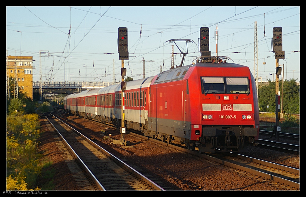 DB Fernverkehr 101 087-5 mit CNL 450 nach Paris Est (gesehen Berlin Schnefeld Flughafen 05.09.2010)