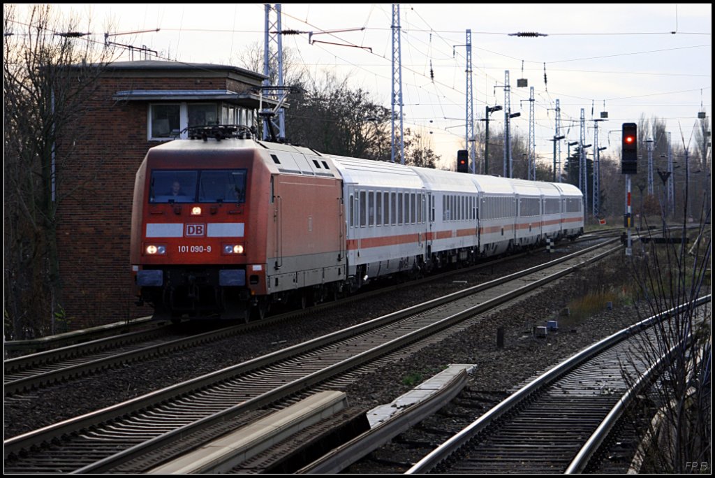 DB Fernverkehr 101 090-9 mit ihrem IC Richtung Norden (Berlin Karow 25.11.2009)