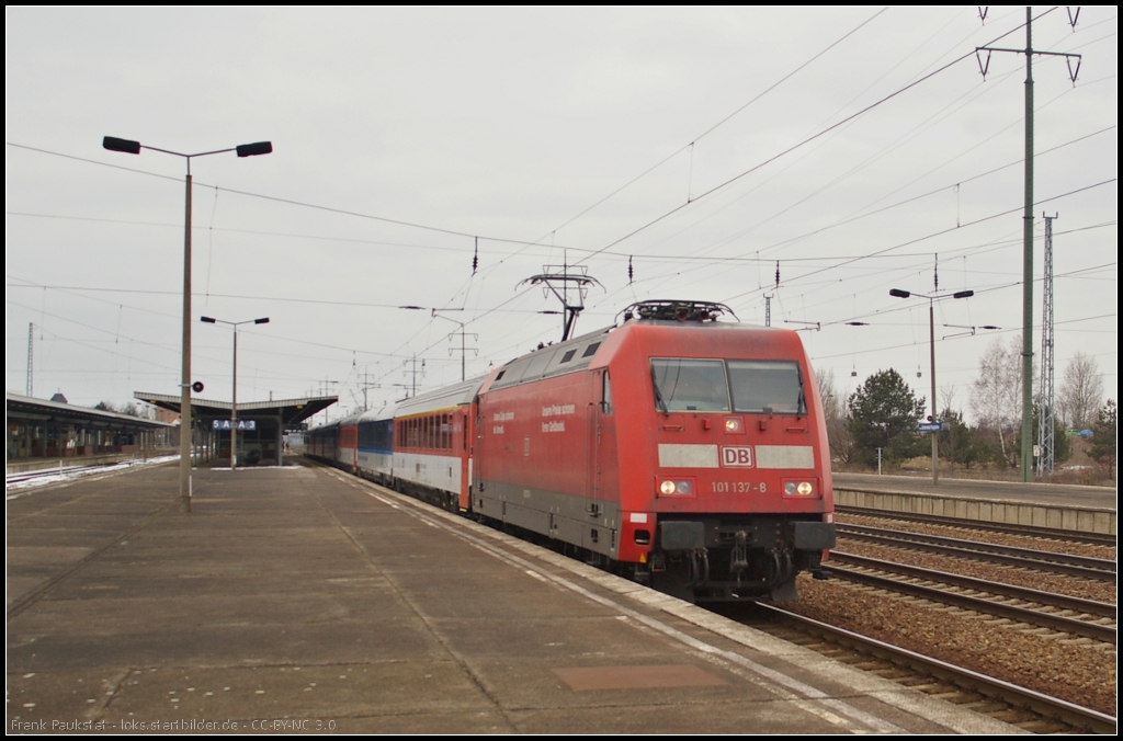 DB Fernverkehr 101 137 mit dem EC nach Hamburg-Altona ohne Halt als Umleiter am 03.04.2013 in Berlin Flughafen Schnefeld