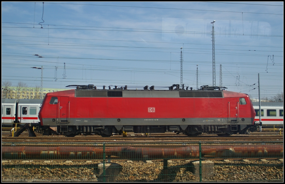 DB Fernverkehr 120 143 abgestellt am 14.04.2013 im Betriebswerk Berlin Rummelsburg (fotografiert aus vorbeifahrenden Regio)