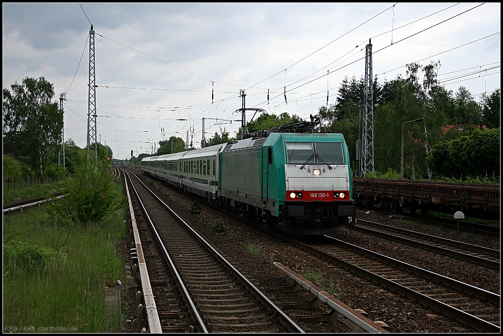 DB Fernverkehr 186 130-1 bringt den Berlin-Warschau-Express nach Bln.-Ostbahnhof (gesehen Berlin Hirschgarten 24.05.2010)