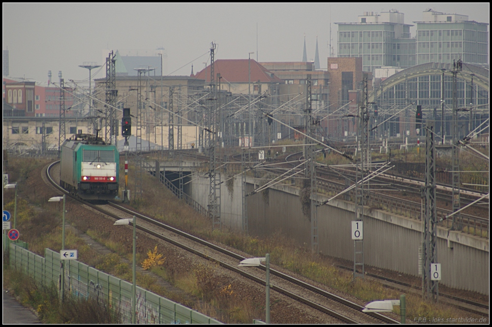 DB Fernverkehr 186 135-0 hat Rangiersignal und setzt sich vor den EC341 (gesehen Berlin Warschauer Straße 20.11.2010)