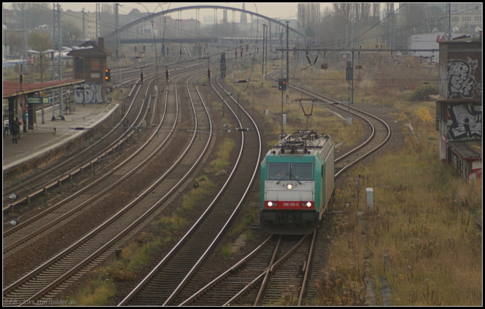 DB Fernverkehr 186 135-0 kommt solo aus Rummelsburg um den EC341 zu übernehmen (gesehen Berlin Warschauer Straße 20.11.2010)