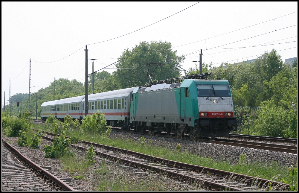 DB Fernverkehr 186 135-0 mit einem IC aus drei Wagen Richtung Karower Kreuz unterwegs (gesehen Wartenberg 21.05.2011)