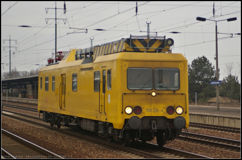 DB Netz 708 326 ist ein Oberleitungs-Revisionstriebwagen und fuhr am 03.04.2013 durch Berlin Schnefeld Flughafen