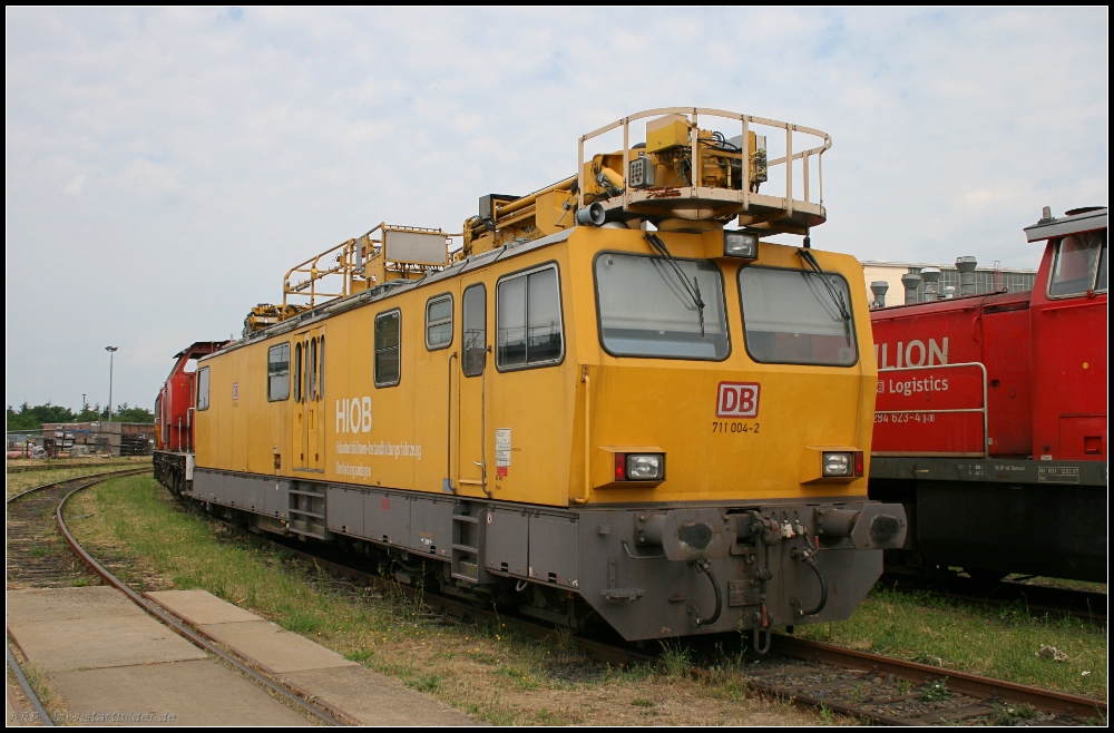 DB Netz 711 004-2  HIOB  steht im Betriebswerk (durch Zaun fotografiert, gesehen Cottbus 30.06.2010)