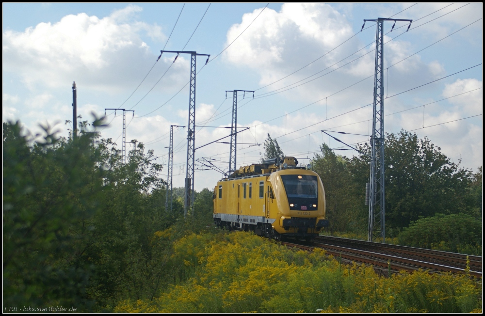 DB Netz 711 122-2 fuhr am 20.08.2011 in der Berliner Wuhlheide Richtung Biesdorfer Kreuz um ein wenig später wieder zurück zu kommen