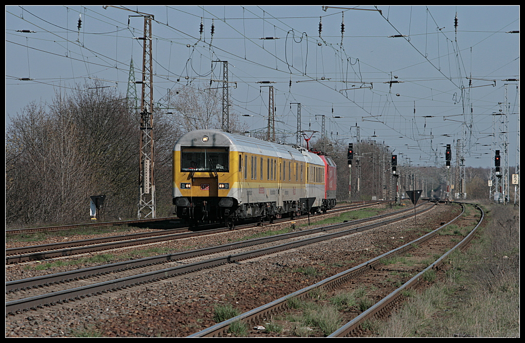 DB Netzinstandhaltung mit Gleismesszug, RAILab 2, Begleitwagen und 120 502-0  Bahntechnik mit Kompetenz  als Schiebelok (Nuthetal-Saarmund 07.04.2010)