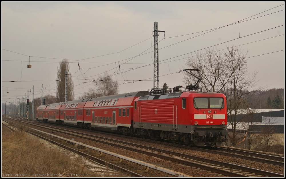 DB Regio 112 104 schiebt am 07.03.2013 den RE3 Eberswalde Hbf durch Berlin-Karow
